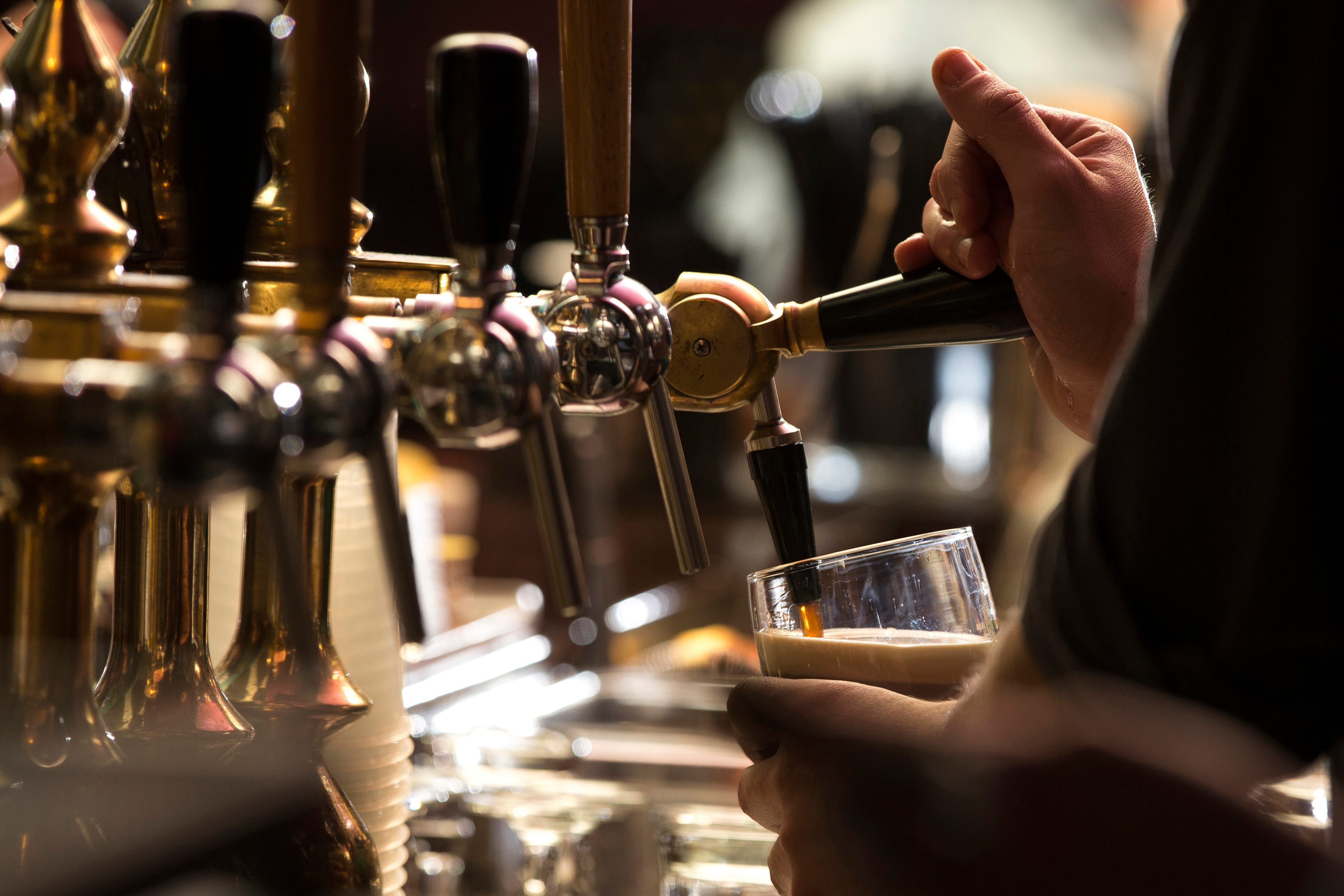 pouring_pint_pub_bar_AdobeStock_199634993_qmz1df.jpg
